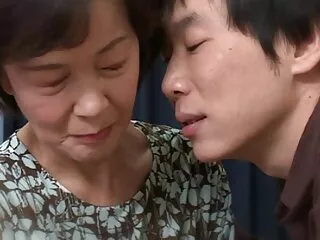 Nga tuổi bo chong nang dau nhat ban cắt sơn làm bằng tay ở Siberia