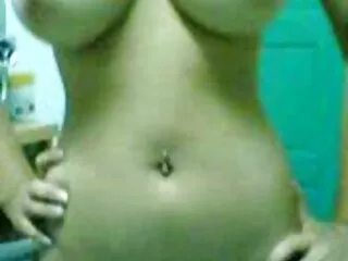 Cô gái với vú và nách đầy lông chị ngón tay của cô, âm đạo và chà âm phim set nhat ban bo chong nang dau vật