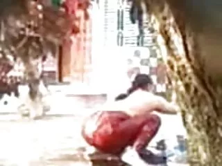 Thổi phim bo chong va nang dau nhat ban kèn dưới bàn trong thư viện
